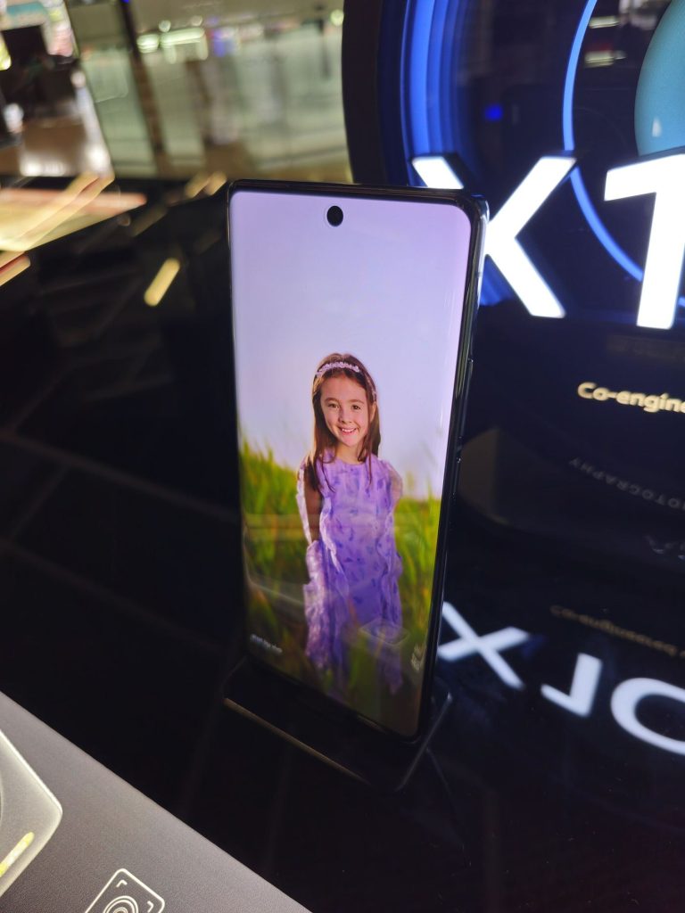 Flagship Smartphone Trends: Cameras, Batteries and AI Features Close-up of a flagship smartphone's rear camera module